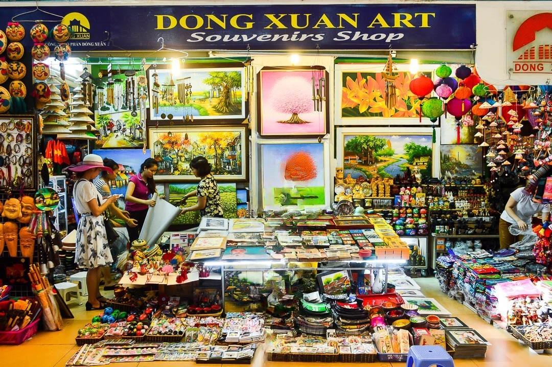 Vietnamese souvenirs in Dong Xuan Market